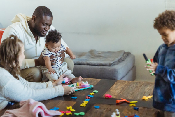 Ouders die aan het spelen zijn met hun kinderen