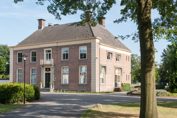 Afbeelding van het bestuursgebouw op het terrein van Brinkgreven in Deventer