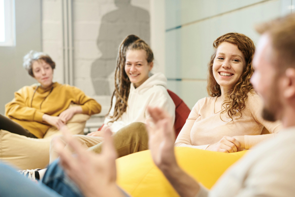 Afbeelding van een groep mensen die met elkaar in gesprek zijn