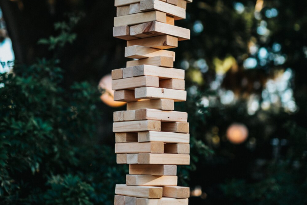 Afbeelding van een toren met houten blokjes