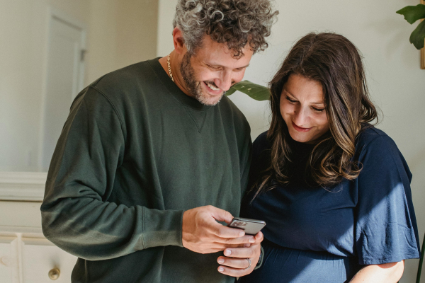 Afbeelding van een zwangere vrouw en haar partner