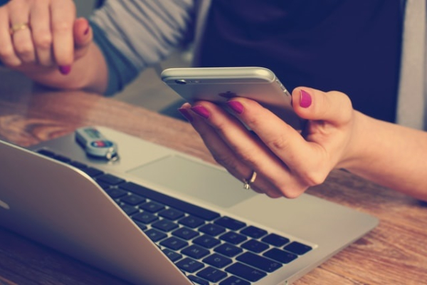 Afbeelding van een laptop en een mobiele telefoon