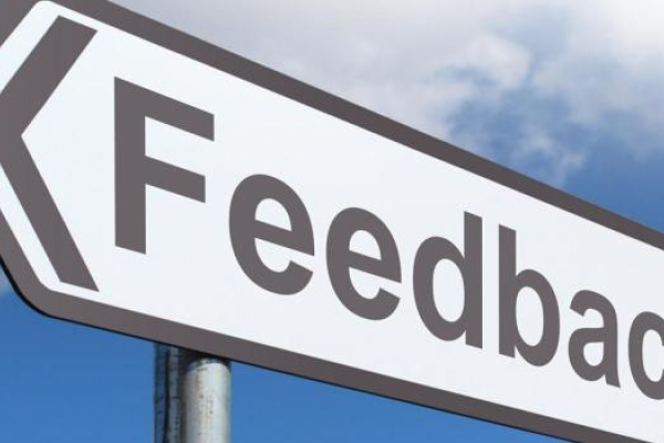 verkeersbord met de tekst 'feedback'