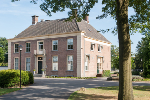 Afbeelding van het bestuursgebouw op het terrein van Brinkgreven in Deventer